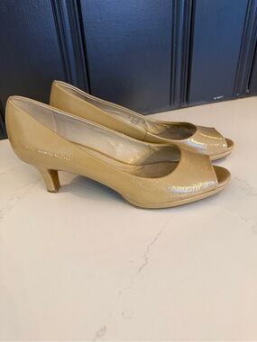 Naturalizer Hanning Champagne Tan Peep Toe Pumps Size 11M